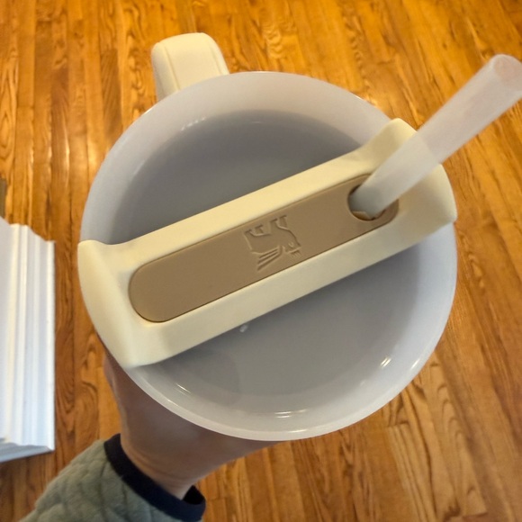 Stanley 40oz Cream Tumbler - Picture 3 of 4